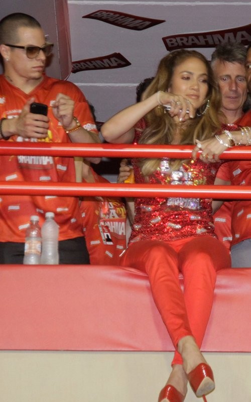 Jennifer Lopez vừa bị bắt gặp đang cổ vũ tưng bùng trong lễ diễu hành của Rio de Janeiro, Brazil.